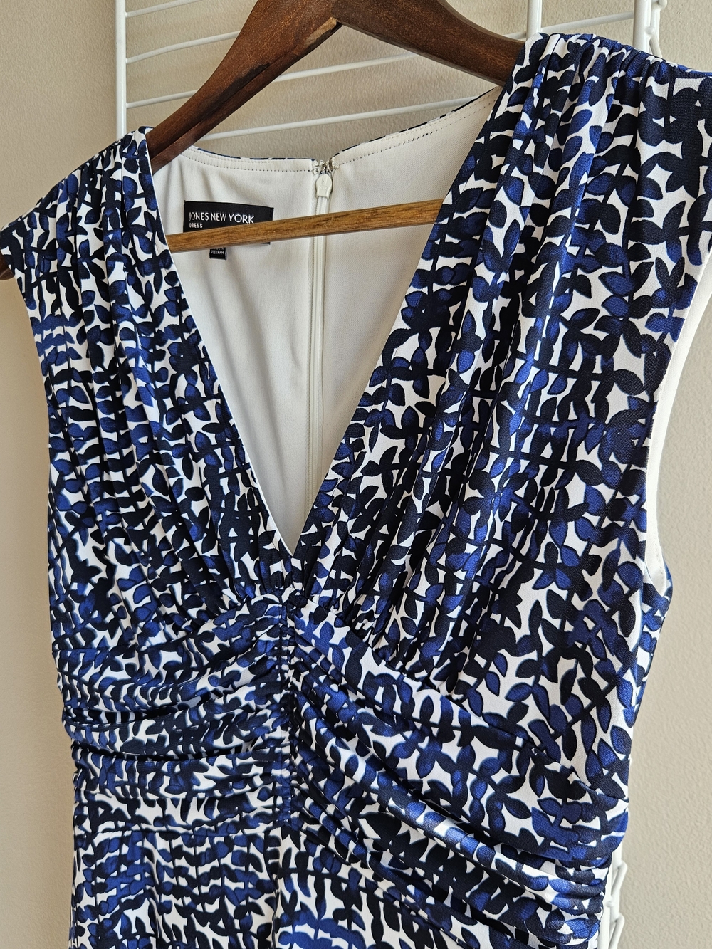 Jones New York Blue and White Sleeveless Knee Length V-Neck Dress